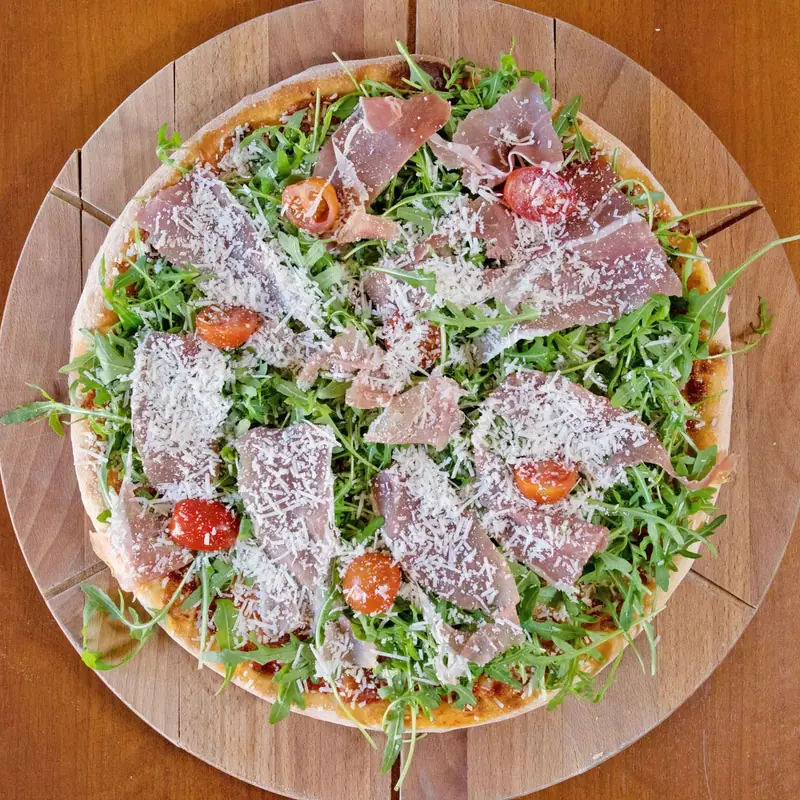 Pizza Crudo — szynka parmeńska, rukola, parmezan