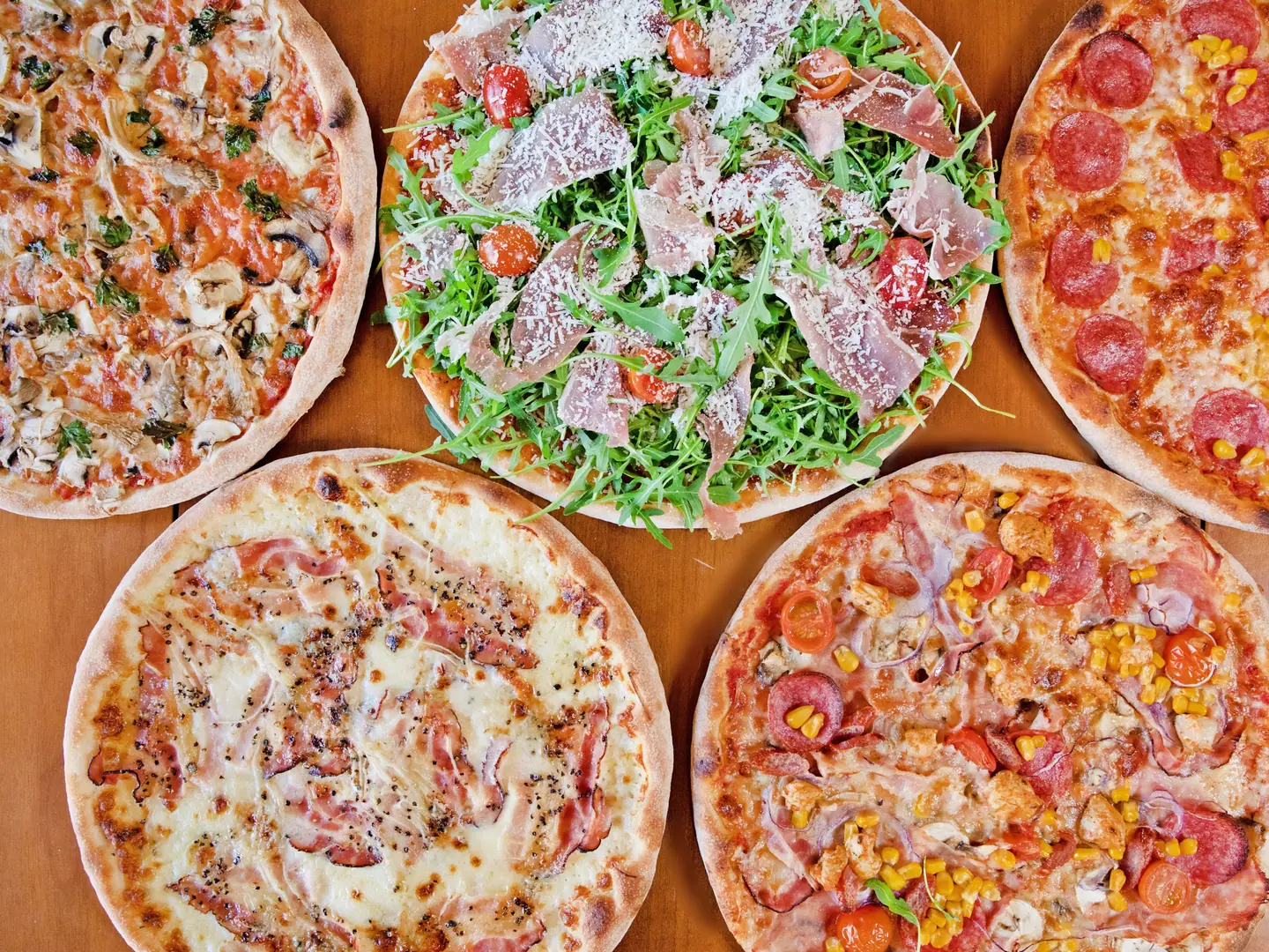 Pizze Szybki Lopez prosto z pieca — ujęcie z góry