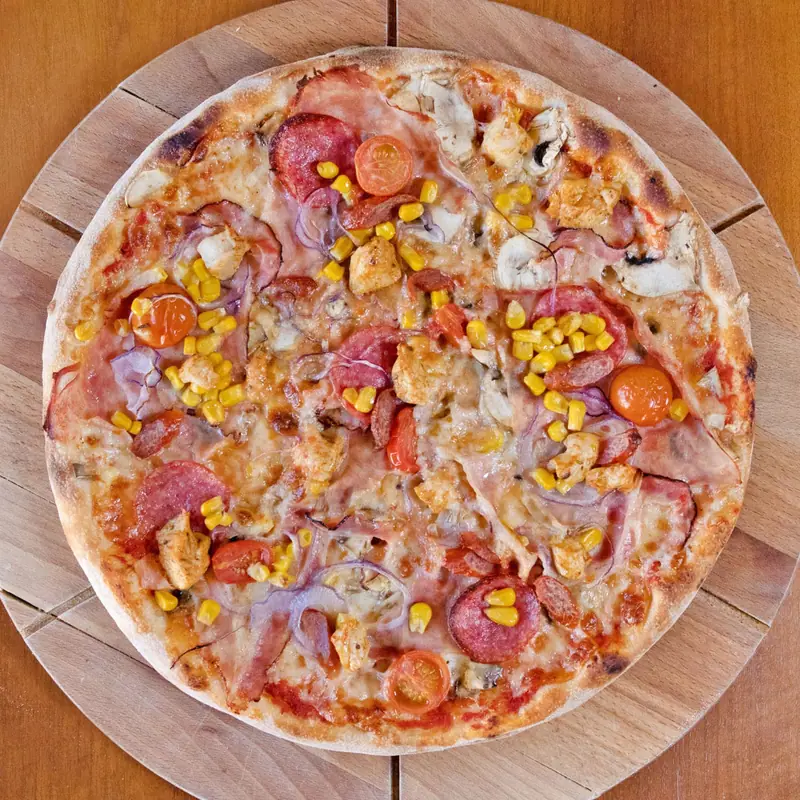Pizza Głodnego Żniwiarza — mięsa, kukurydza, pieczarki
